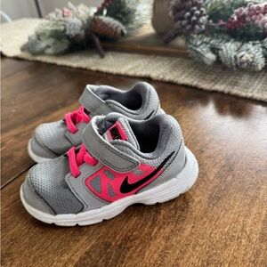 Nike Kids Sneakers in Gray and Pink